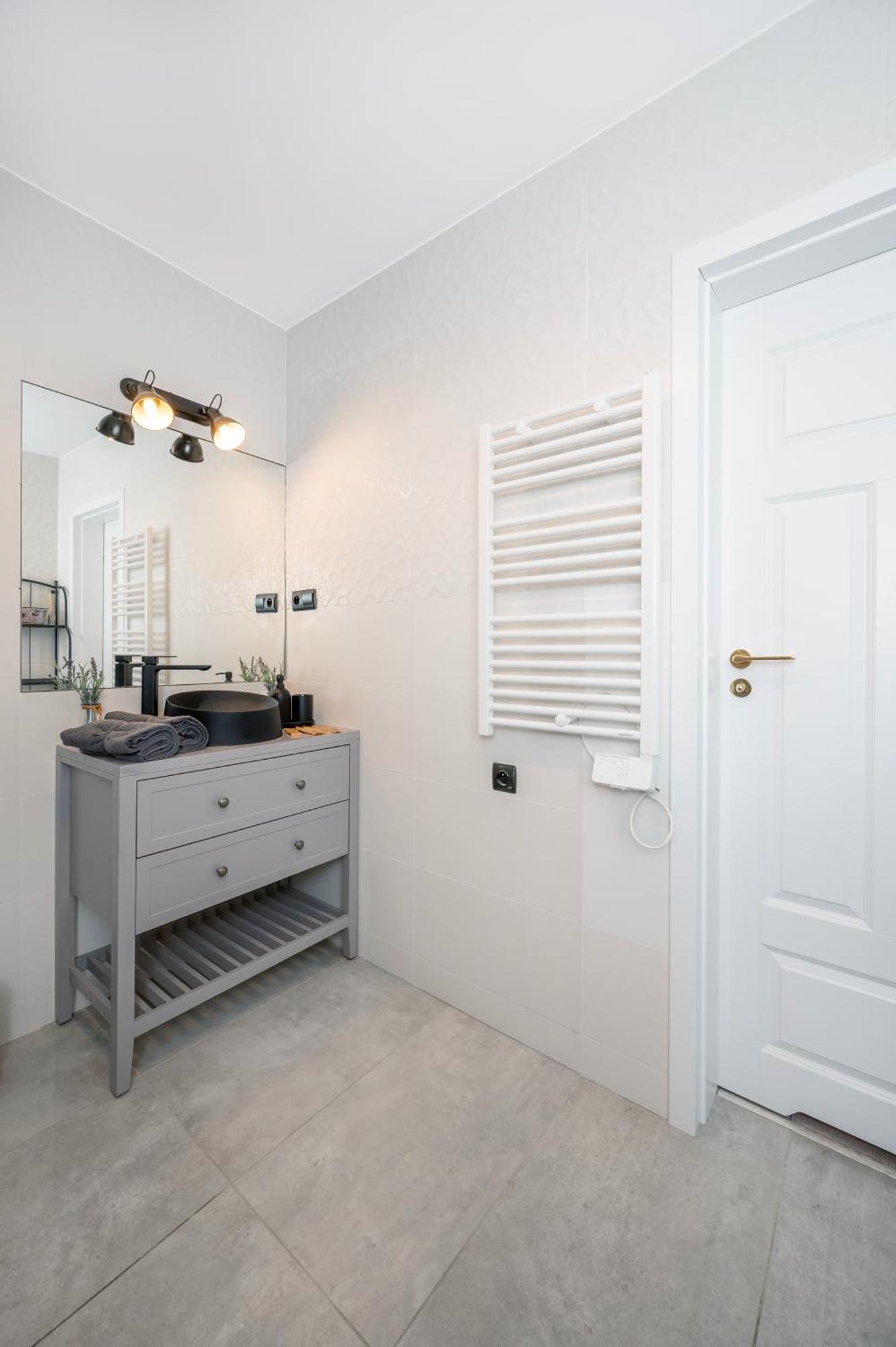 Historic Studio - Top Location, Tram & Shops Nearby, Fabryczna - By Rentujemy Apartment Lodz  Ngoại thất bức ảnh