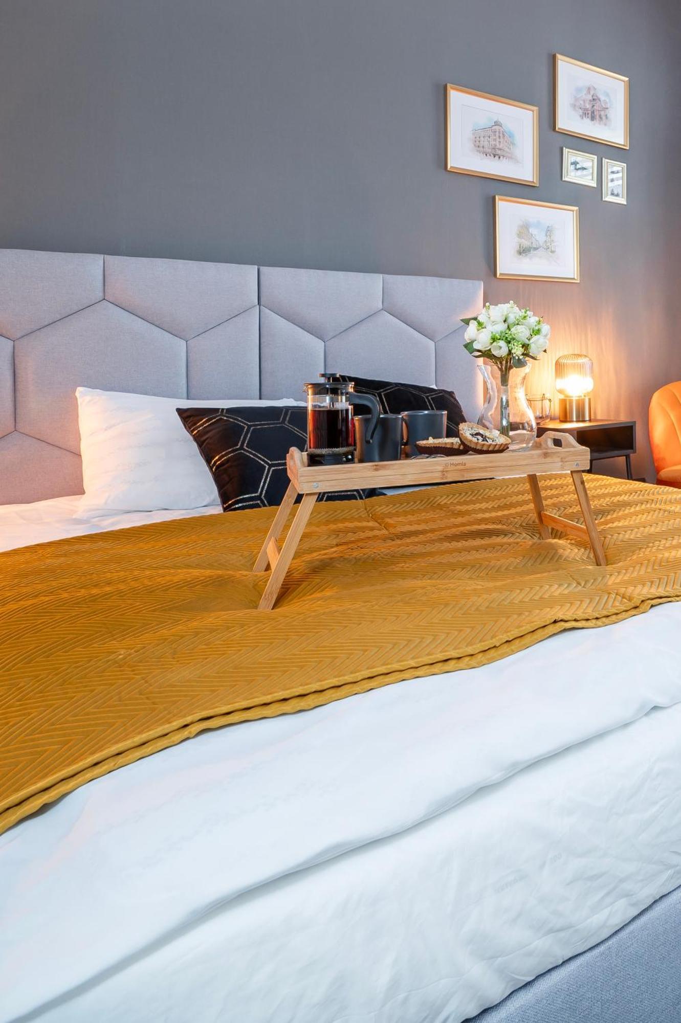 Historic Studio - Top Location, Tram & Shops Nearby, Fabryczna - By Rentujemy Apartment Lodz  Ngoại thất bức ảnh