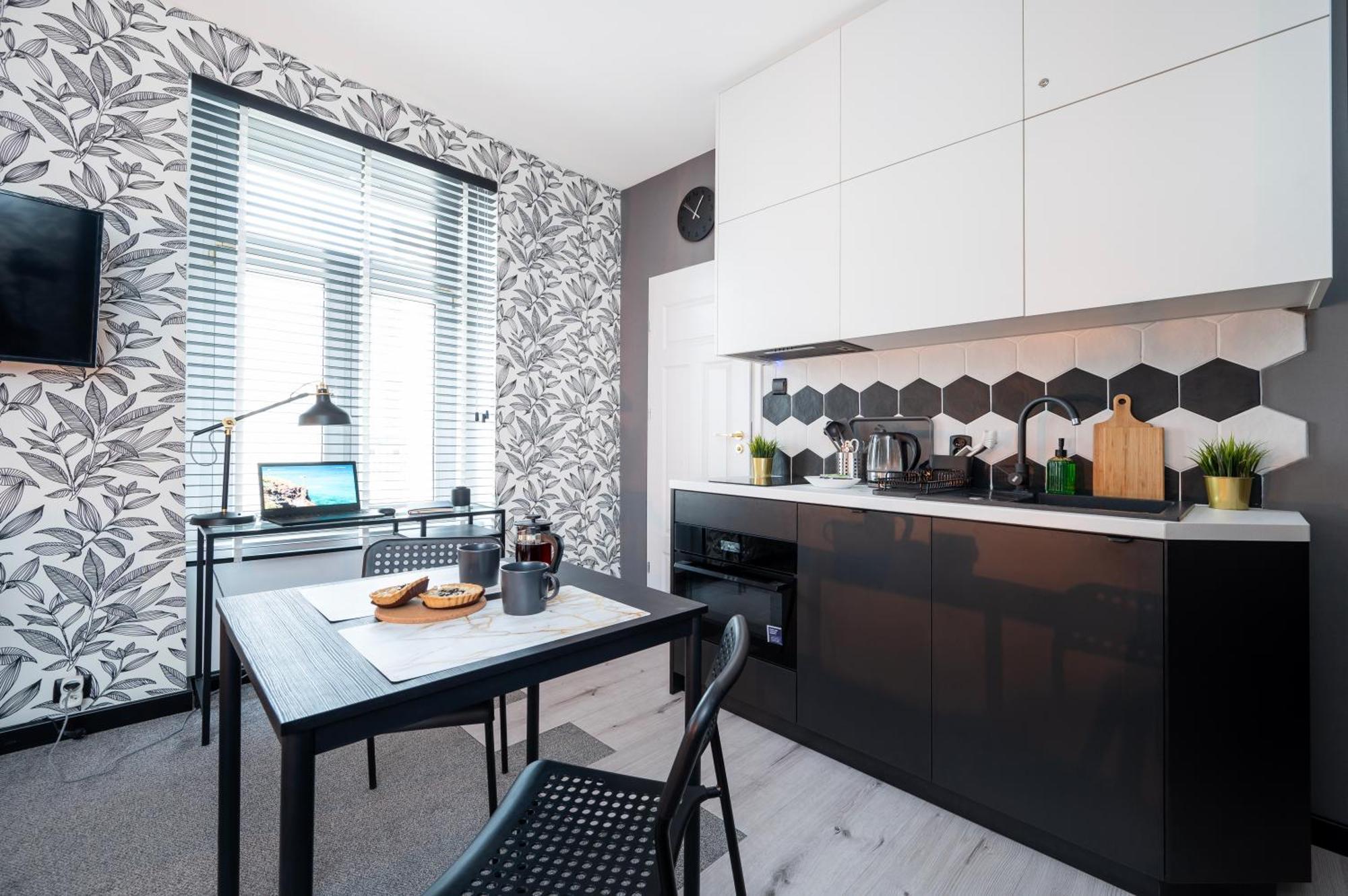 Historic Studio - Top Location, Tram & Shops Nearby, Fabryczna - By Rentujemy Apartment Lodz  Ngoại thất bức ảnh