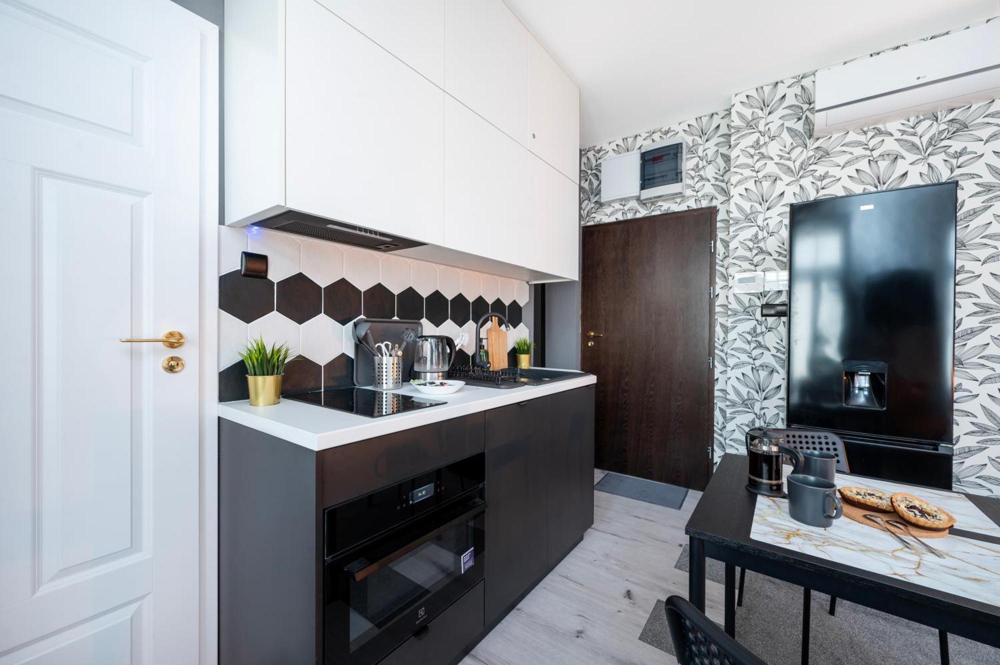 Historic Studio - Top Location, Tram & Shops Nearby, Fabryczna - By Rentujemy Apartment Lodz  Ngoại thất bức ảnh