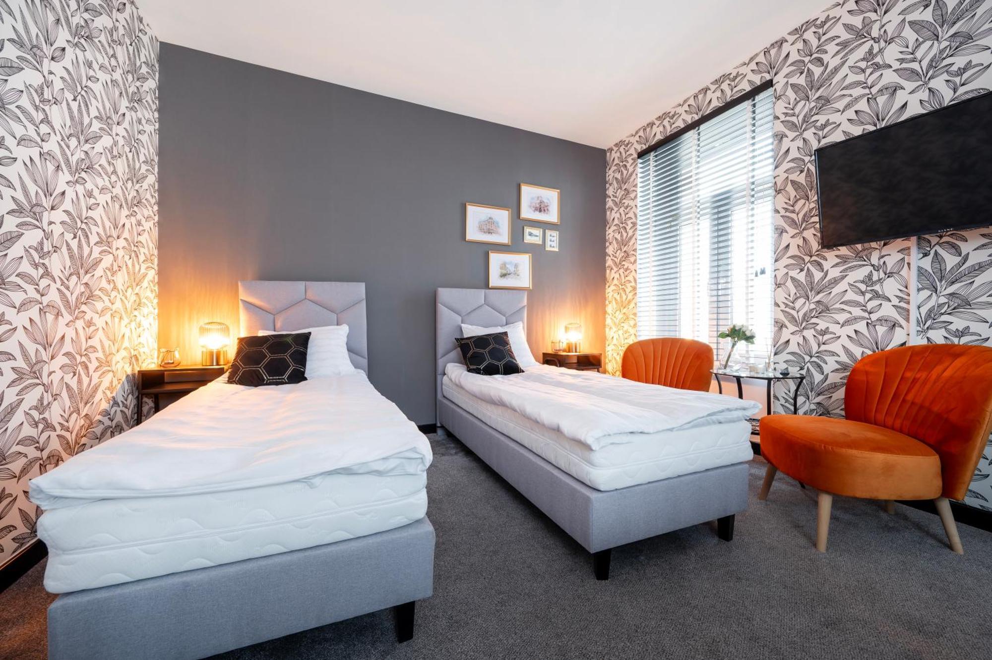 Historic Studio - Top Location, Tram & Shops Nearby, Fabryczna - By Rentujemy Apartment Lodz  Ngoại thất bức ảnh