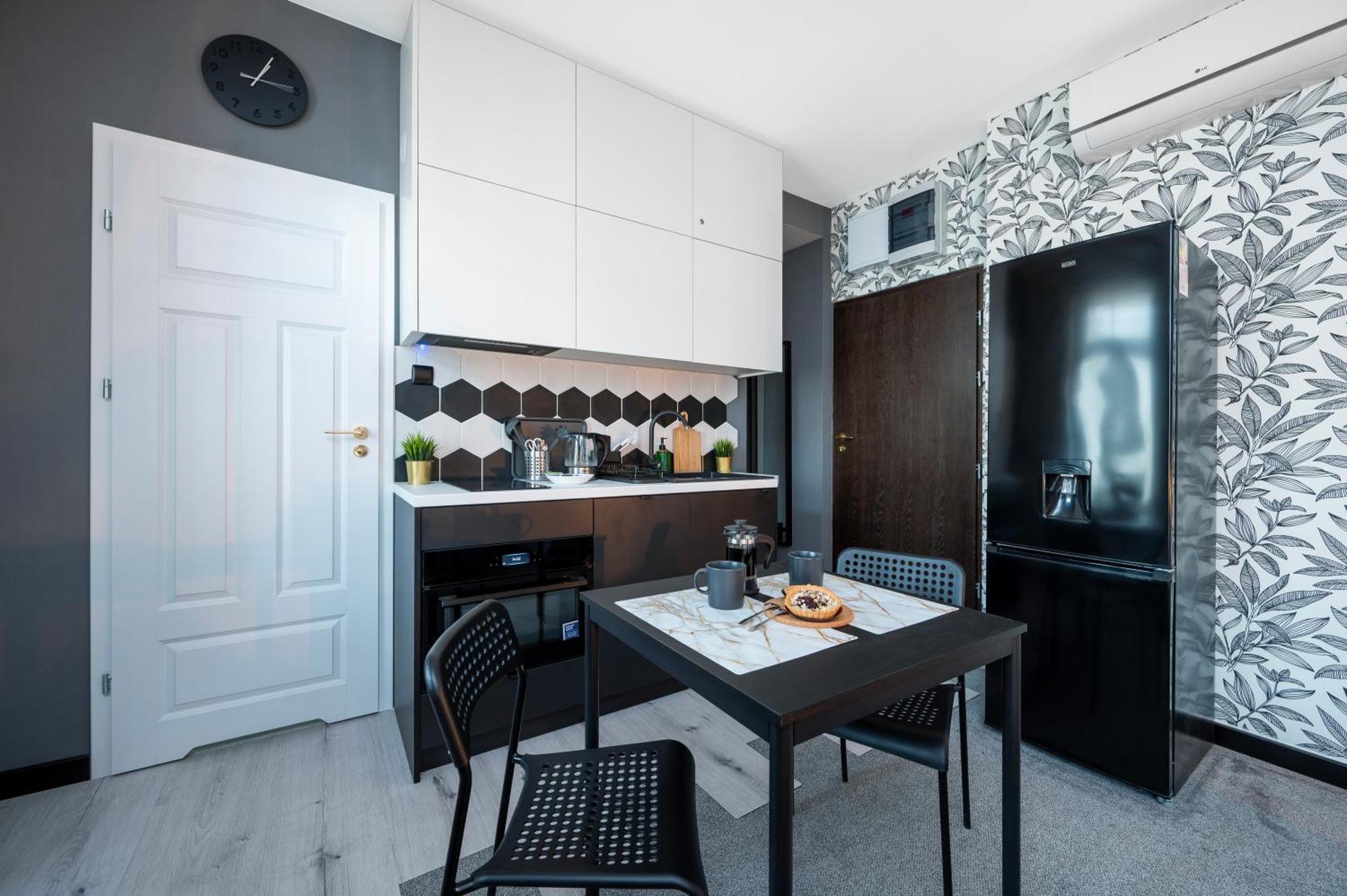 Historic Studio - Top Location, Tram & Shops Nearby, Fabryczna - By Rentujemy Apartment Lodz  Ngoại thất bức ảnh
